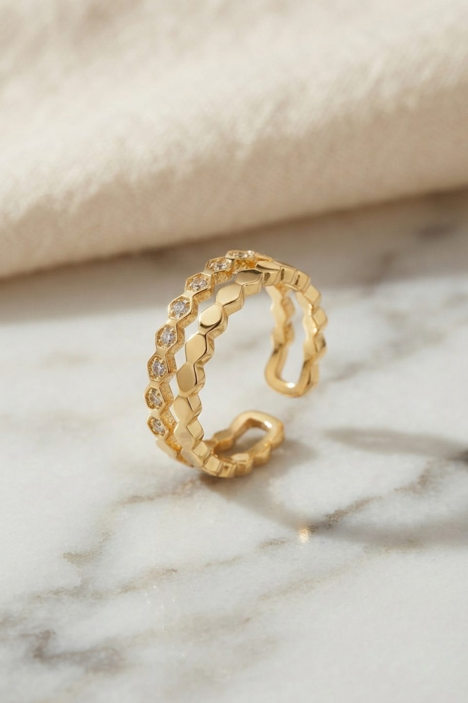 Shekka Gold Renk Sıralı Petek ve Zirkon Taşlı Model Kadın Yüzük