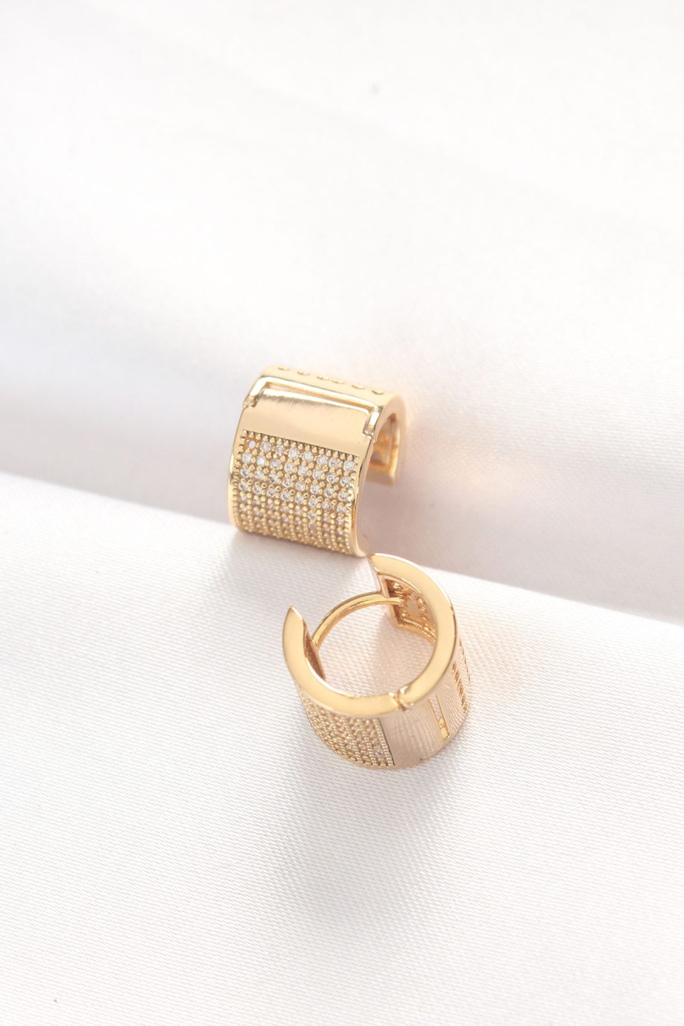 Shekka Pirinç Gold Renk Taşlı Minimal Küpe — görsel 2