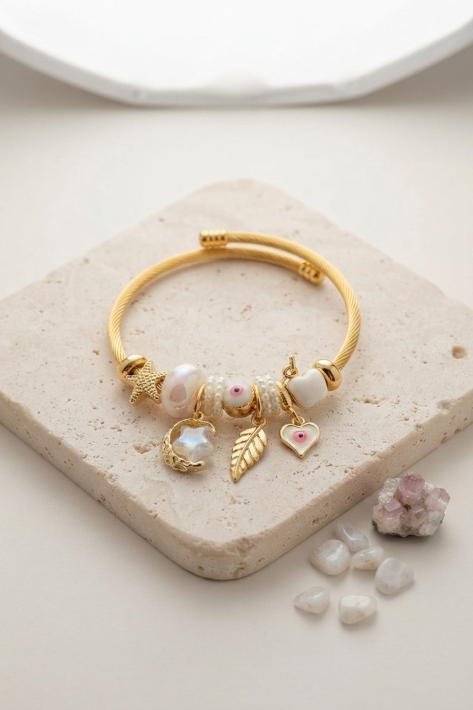 Shekka Ay Yıldız ve Kalp Model Beyaz Charmlı Kadın Bileklik