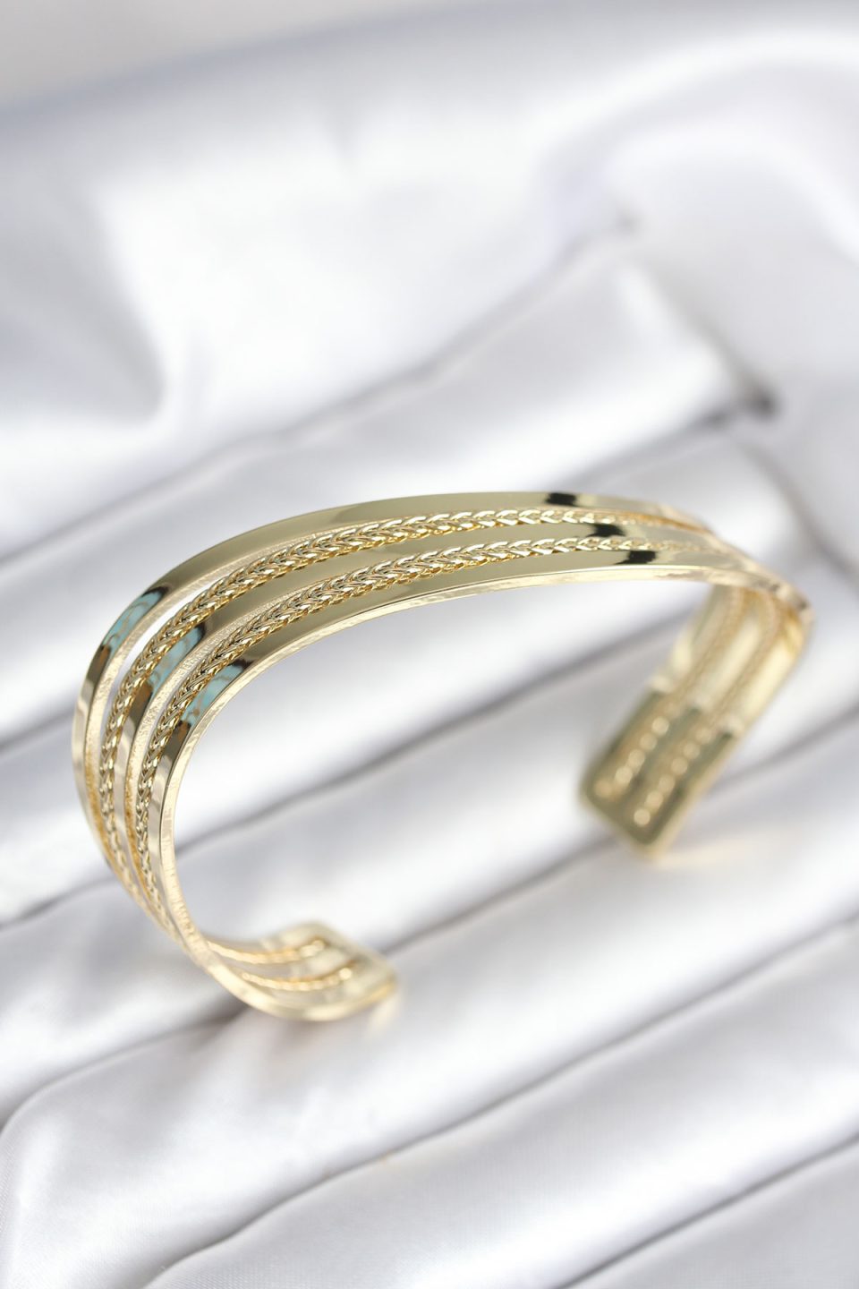 Shekka Eğik Şerit Model Gold Renk Pirinç Kadın Bileklik