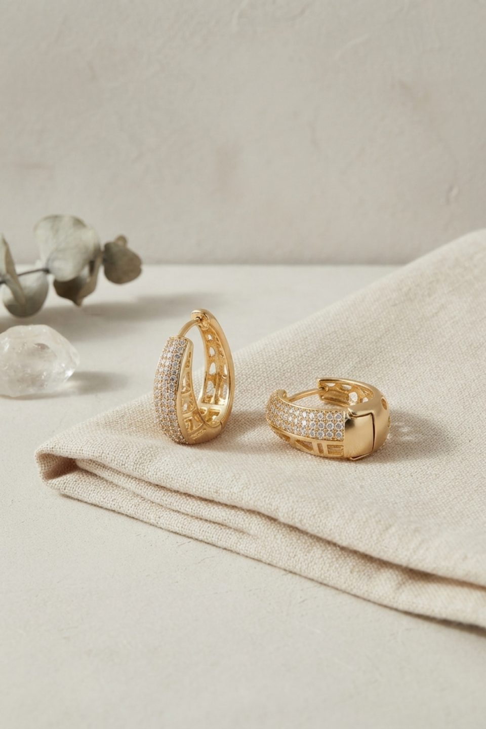 Shekka Gold Renk Zirkon Taşlı ve Motif Detaylı Damla Halka Model Kadın Küpe