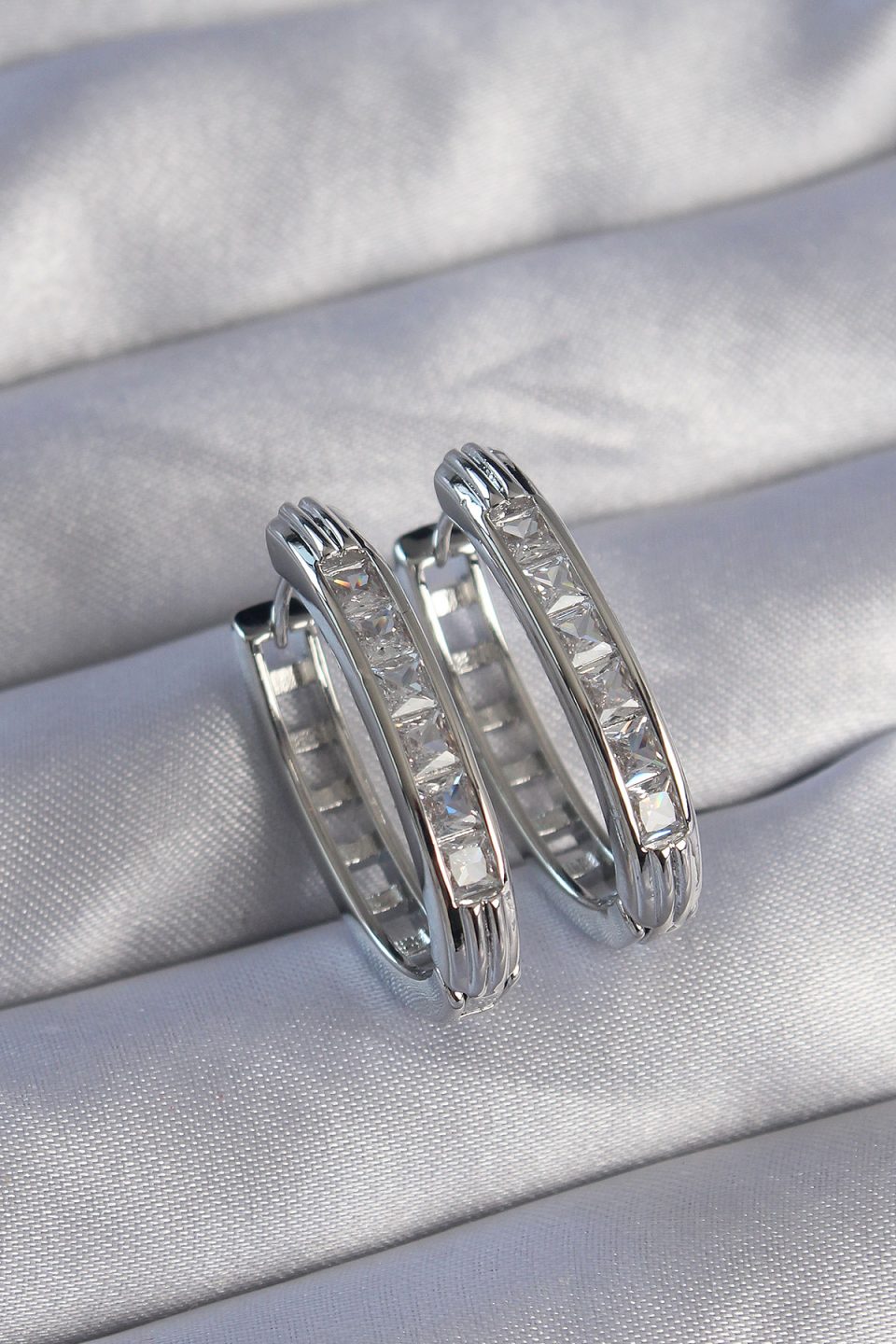 Shekka Pirinç Gümüş Renk Zirkon Taşlı Oval Model Küpe