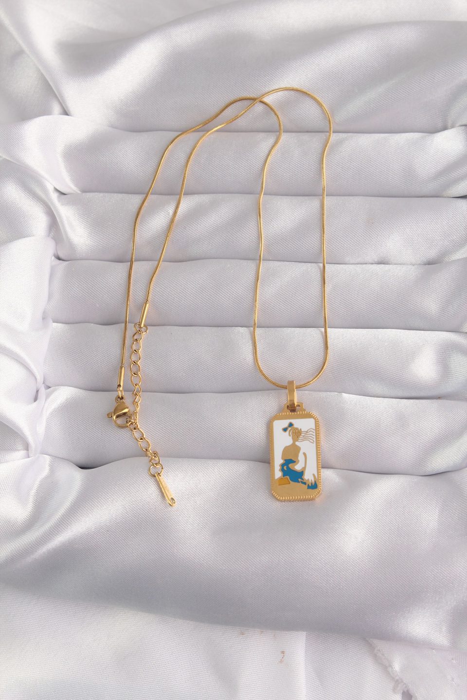 Shekka 316L Çelik Gold Renk Beyaz Mineli Kız Figür Tarot Kolye — görsel 2