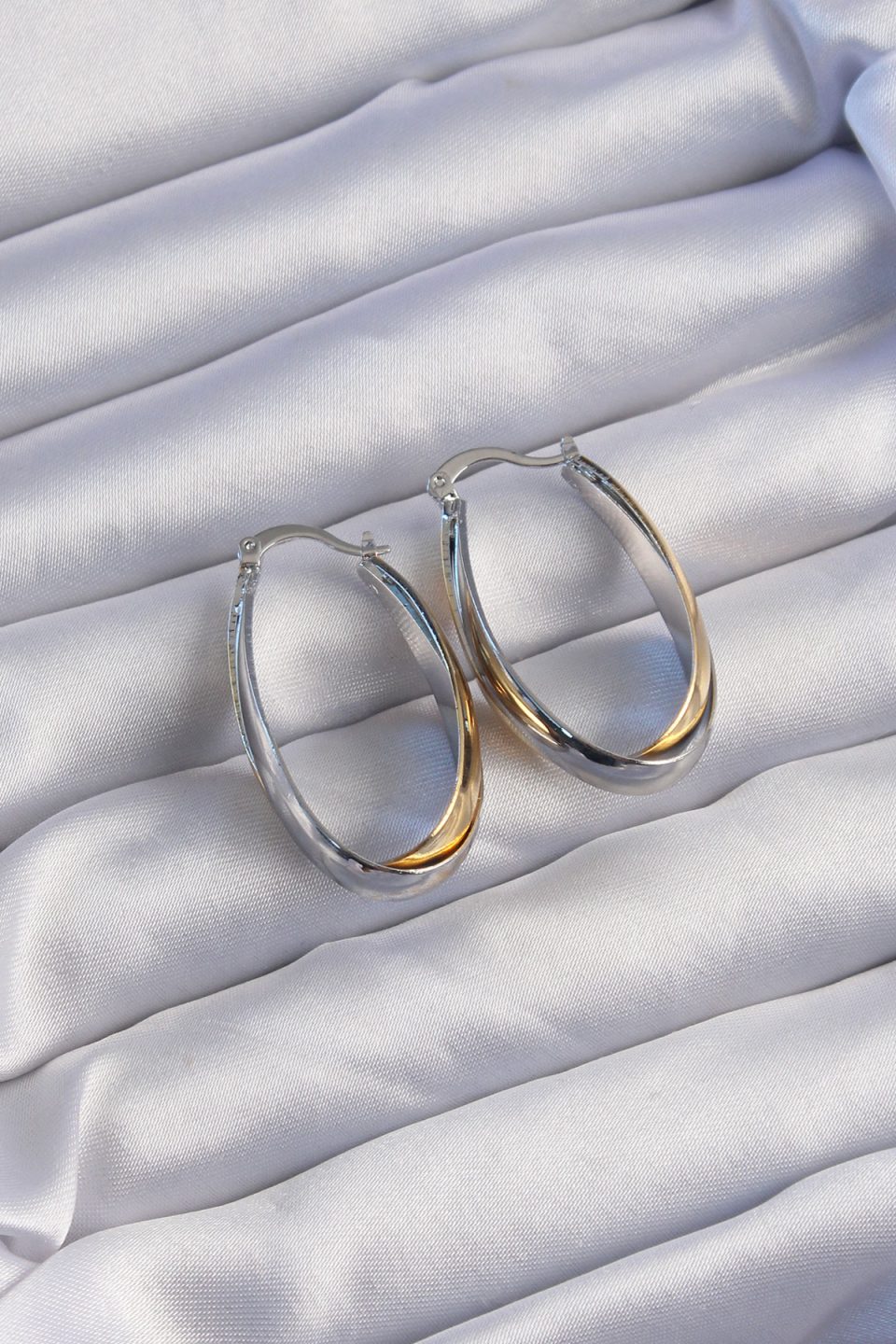 Shekka Pirinç Gold Gümüş Renkli Uzun Kıvrımlı Küpe — görsel 2
