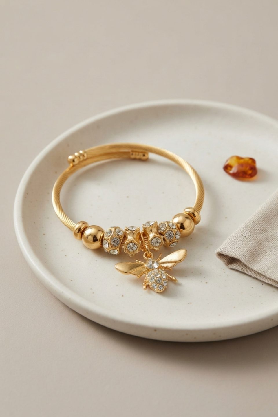 Shekka Arı Model Charmlı Bileklik
