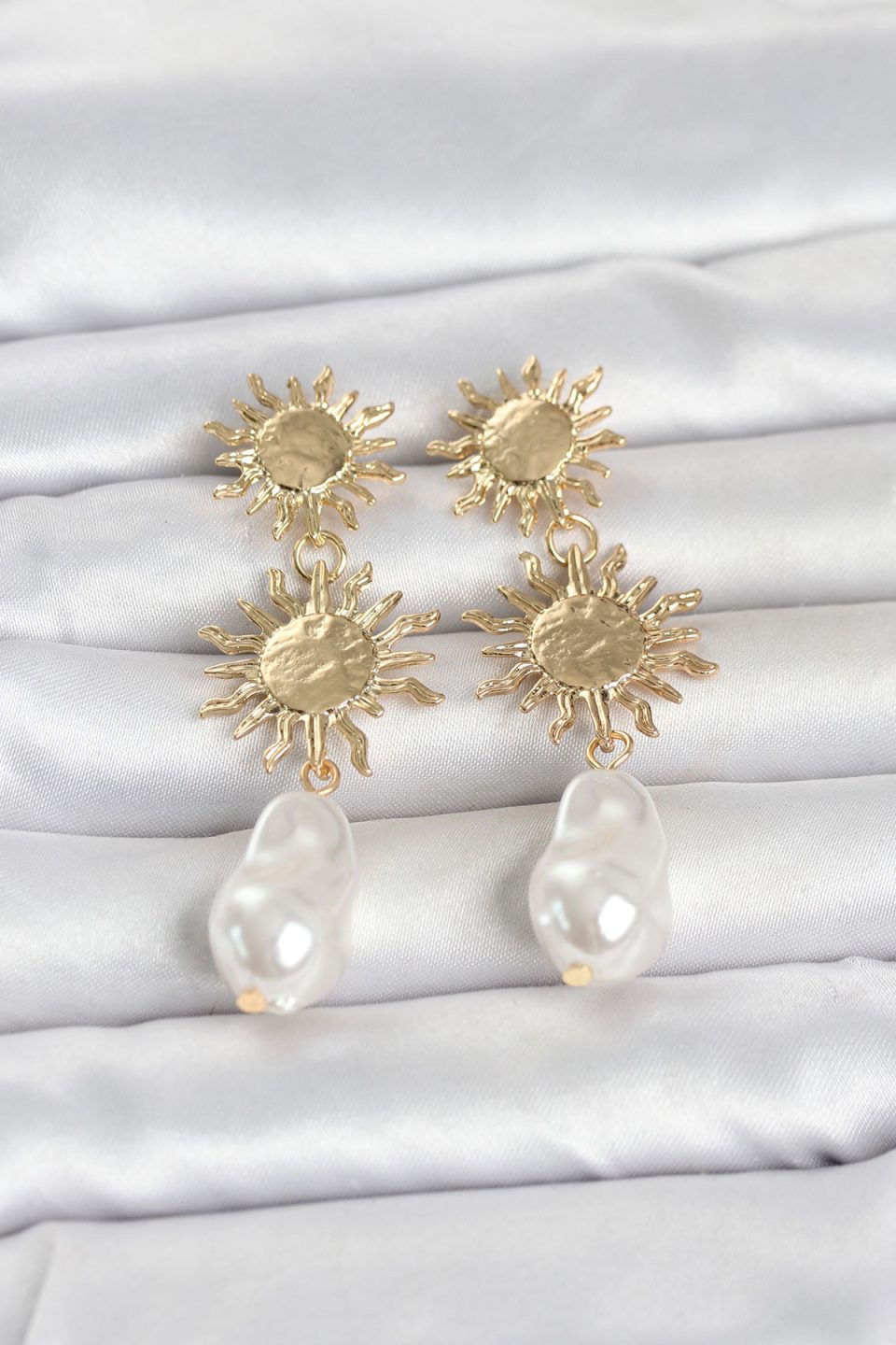 Shekka Gold Renk Pirinç Güneş Model Detaylı Kadın Küpe
