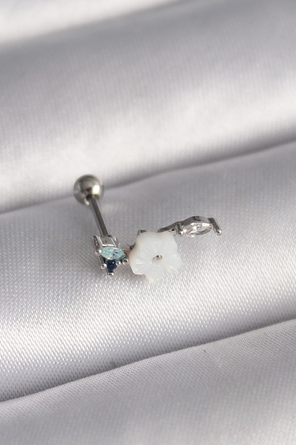 Shekka 316L Çelik Gümüş Renk Zirkon Taş Detay Beyaz Çiçek Model Tragus Piercing