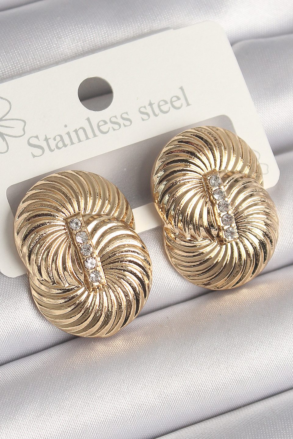 Shekka Pirinç Gold Renk Zirkon Taşlı Sarmal Model Kadın Küpe