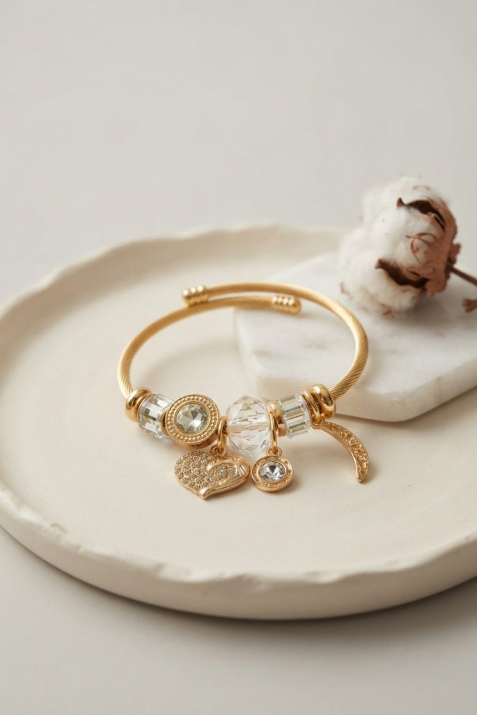 Shekka Kalp Model Gold Renk Beyaz Charmlı Bileklik