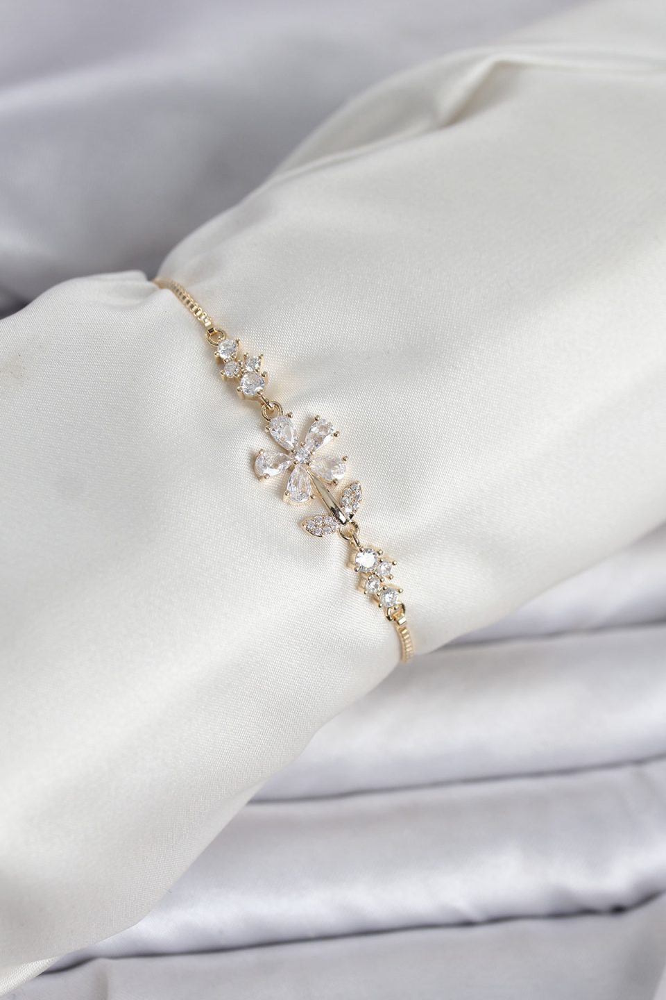 Shekka Gold Renk Zirkon Taşlı Papatya Model Asansörlü Kadın Bileklik