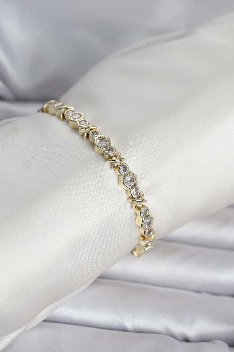 Shekka Pirinç Gold Renk Petek Model Zirkon Taşlı Kadın Bileklik