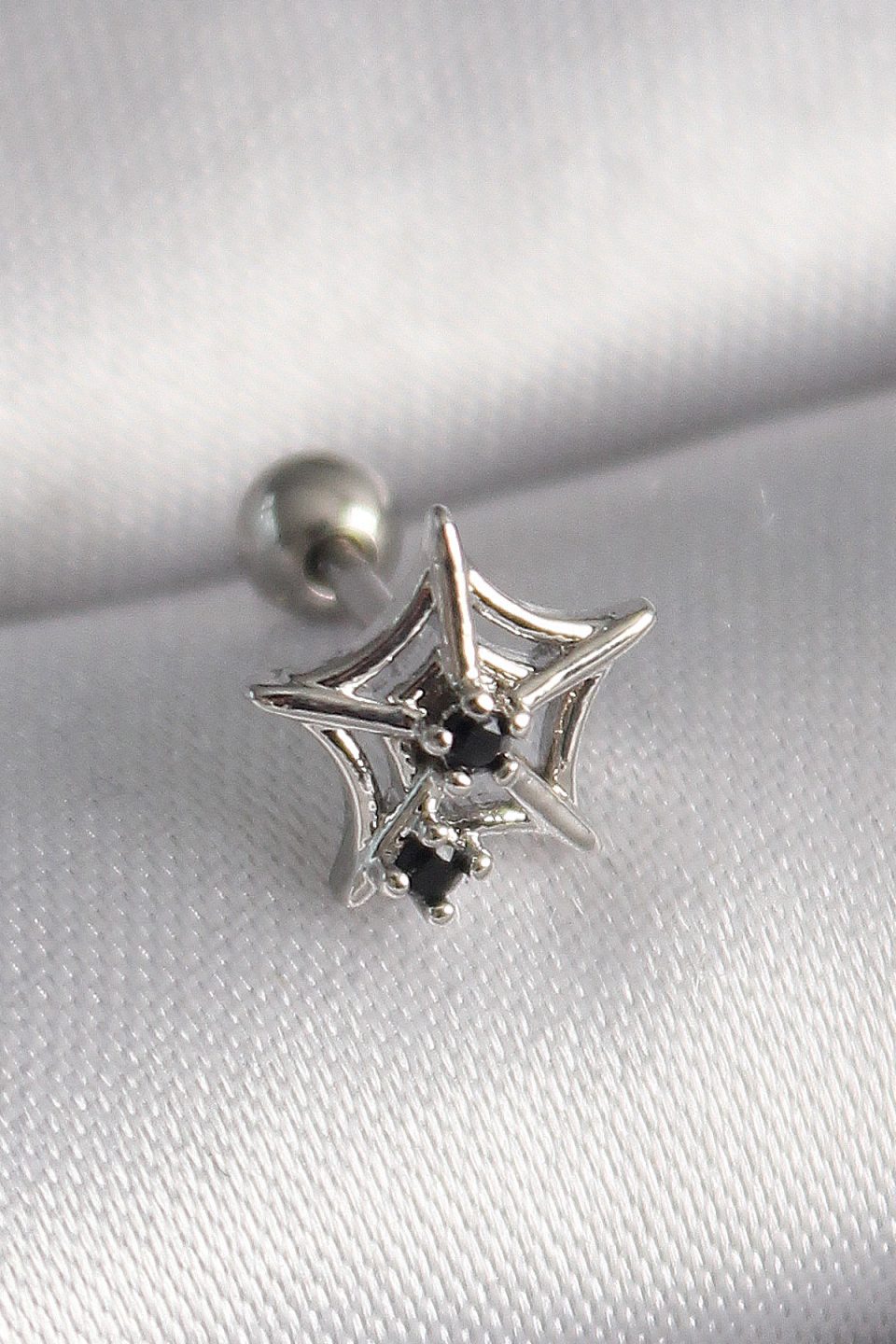 Shekka 316L Çelik Gümüş Renk Siyah Zirkon Taş Detay Örümcek Ağ Model Tragus Piercing