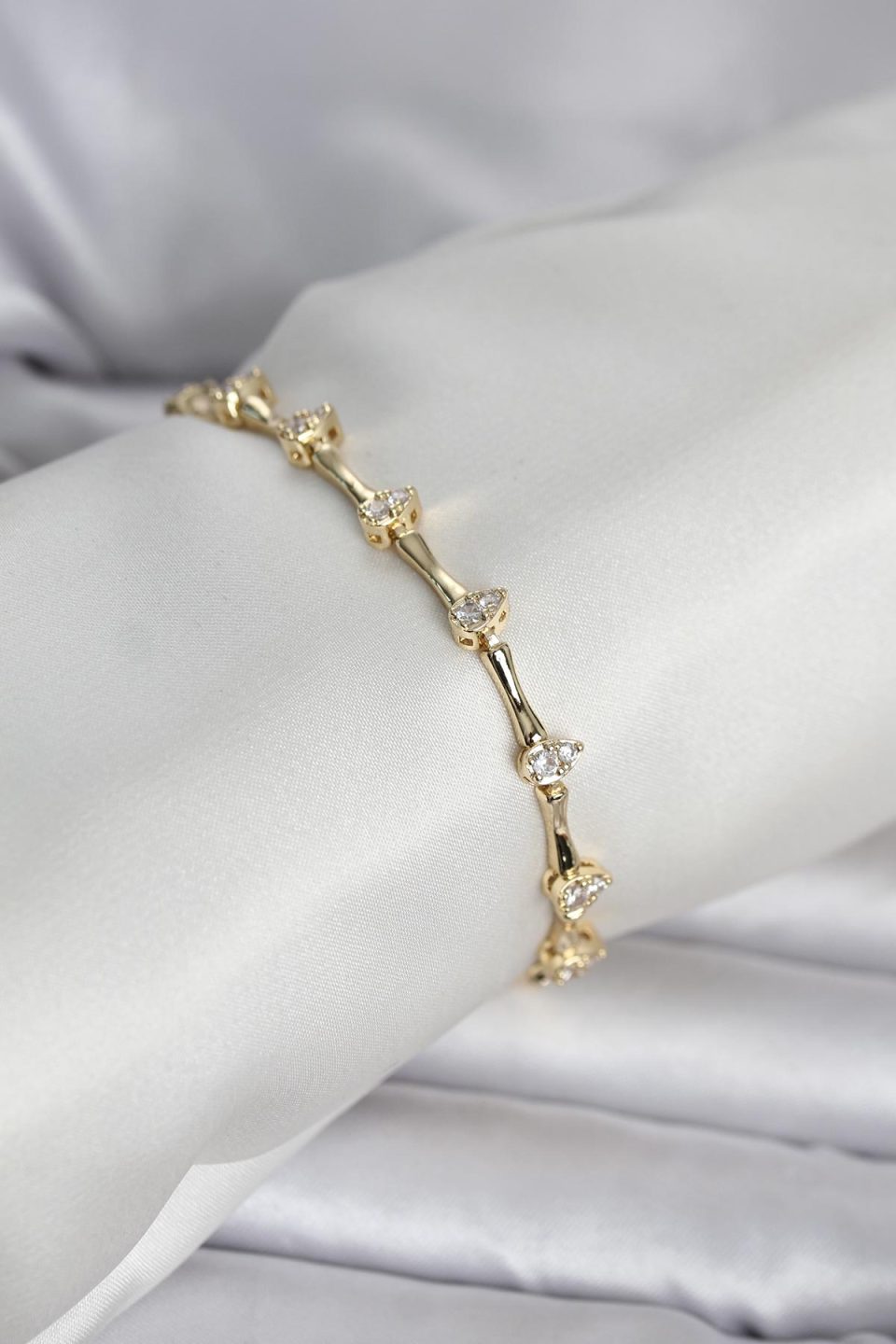 Shekka Pirinç Gold Renk Damla Model Zirkon Taşlı Kadın Bileklik