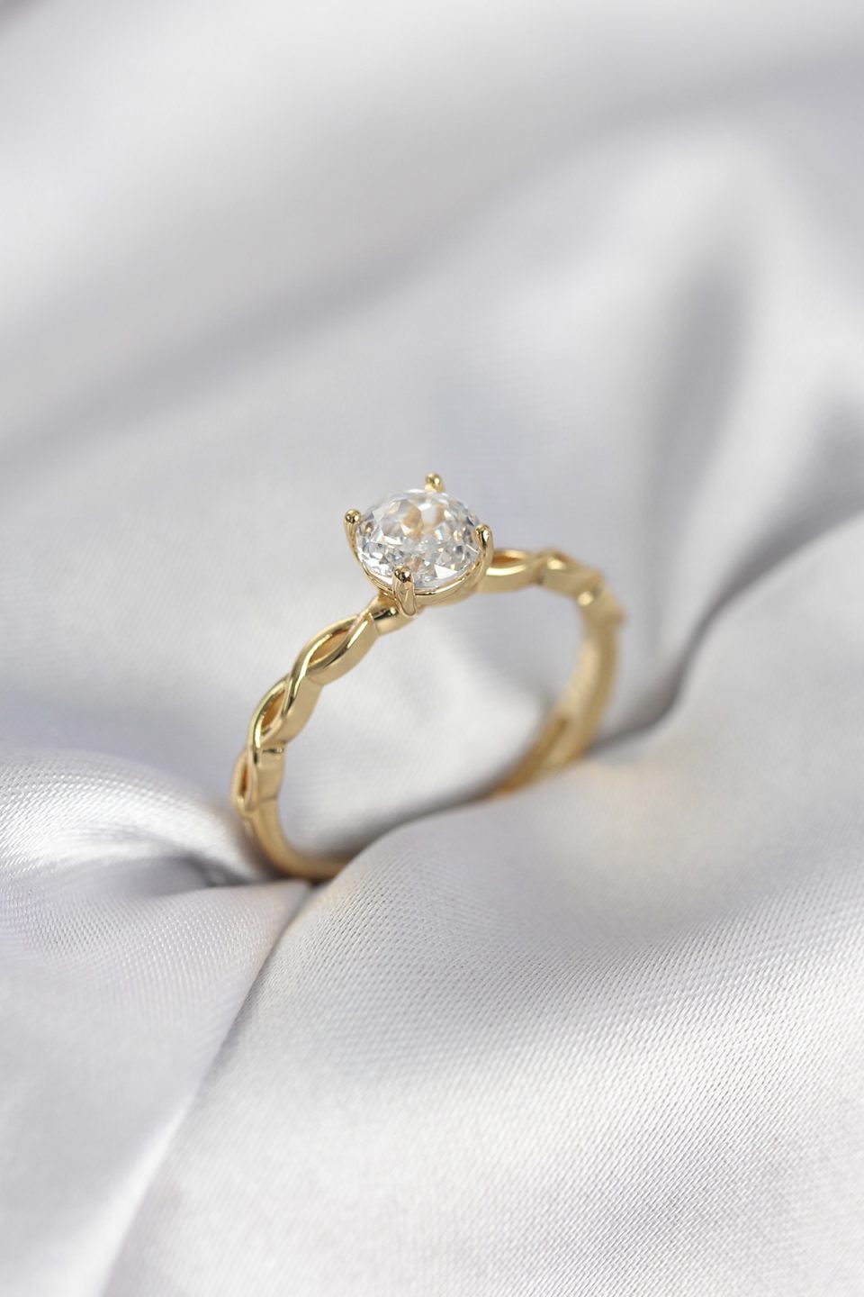 Shekka Gold Renk Sarmal Zincir Model Tek Taş Model Zirkon Taşlı Kadın Yüzük