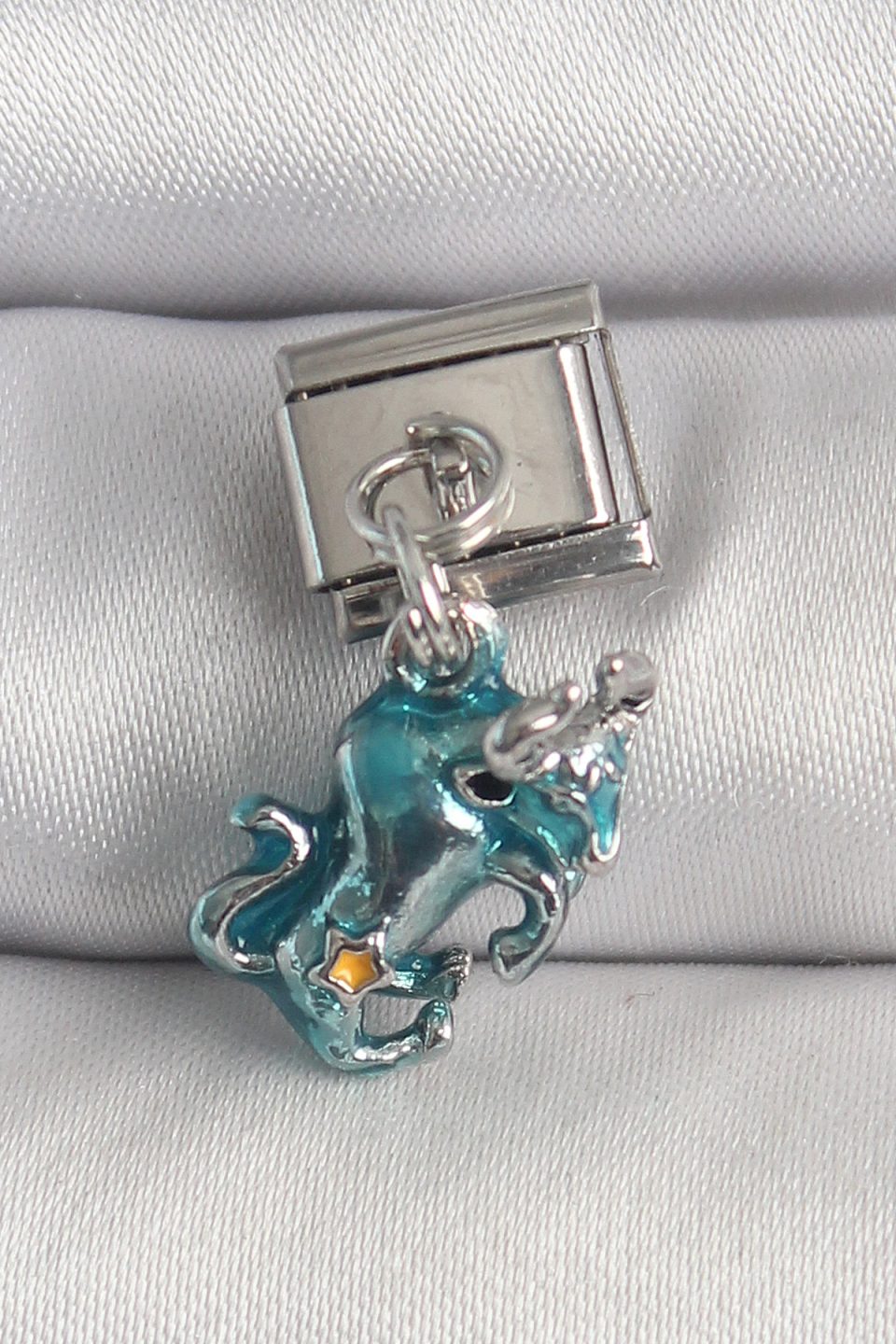 Shekka 316L Çelik Gümüş Renk Sallantı Mavi Boğa Model Nomination Charm