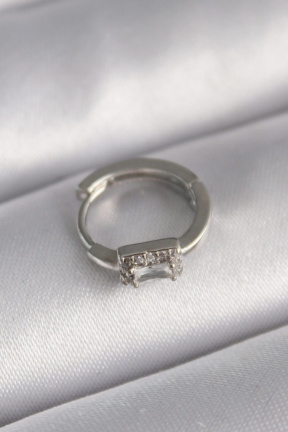Shekka 316L Çelik Gümüş Renk Kare Zirkon Taşlı Tragus Piercing