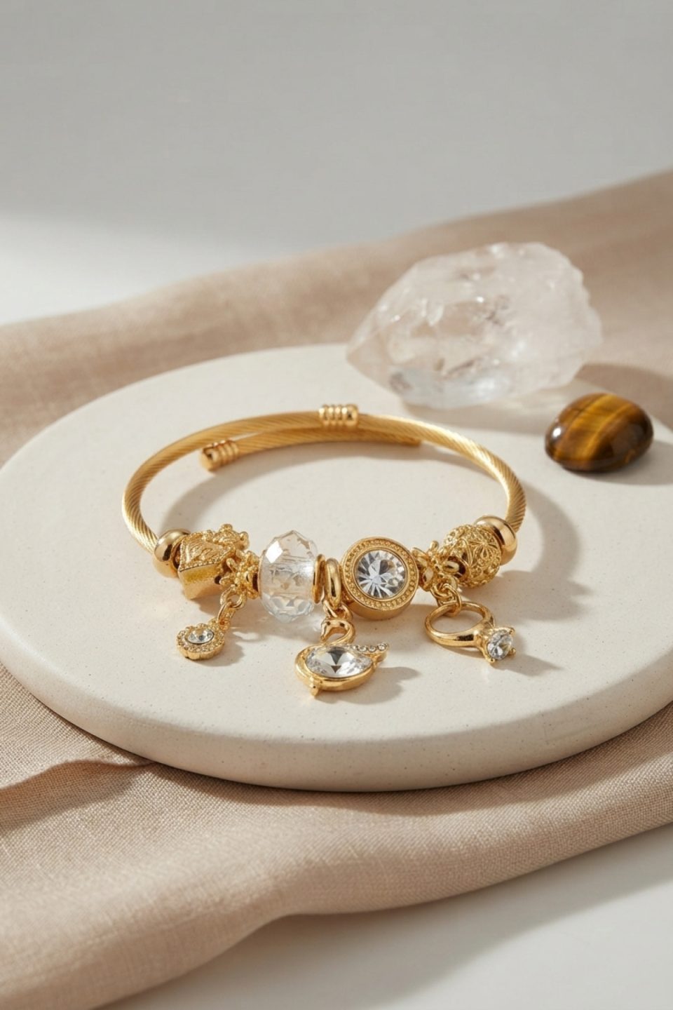 Shekka Swan Model Gold Renk Beyaz Charmlı Bileklik