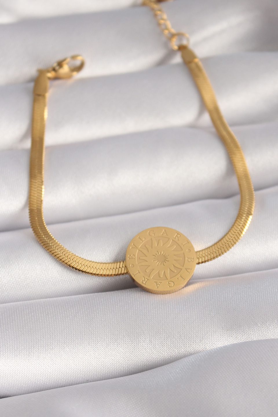 Shekka 316L Çelik Gold Renk İtalyan Zincir Model İşlemeli Madalyon Figür Kadın Bileklik