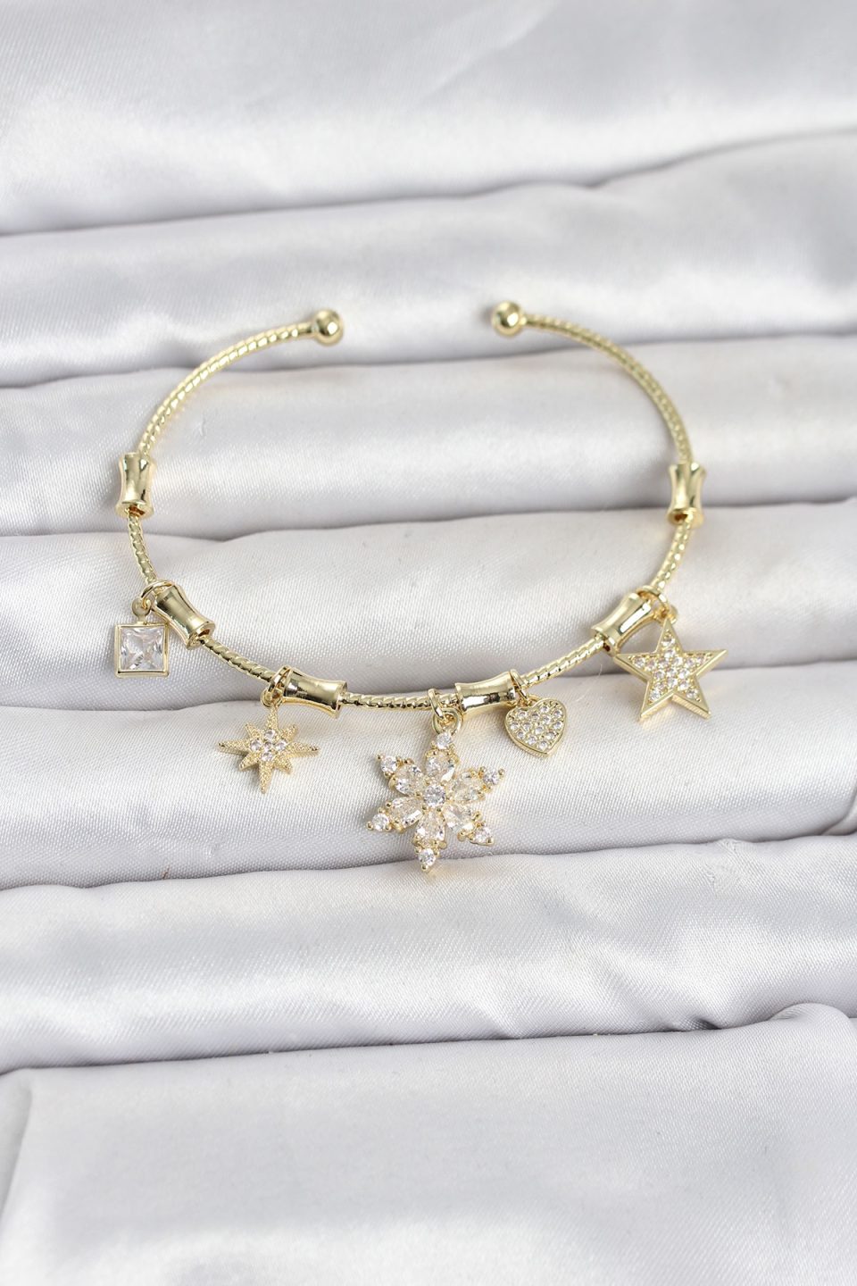 Shekka Pirinç Gold Renk Lotus Detay Charmlı Kadın Bileklik