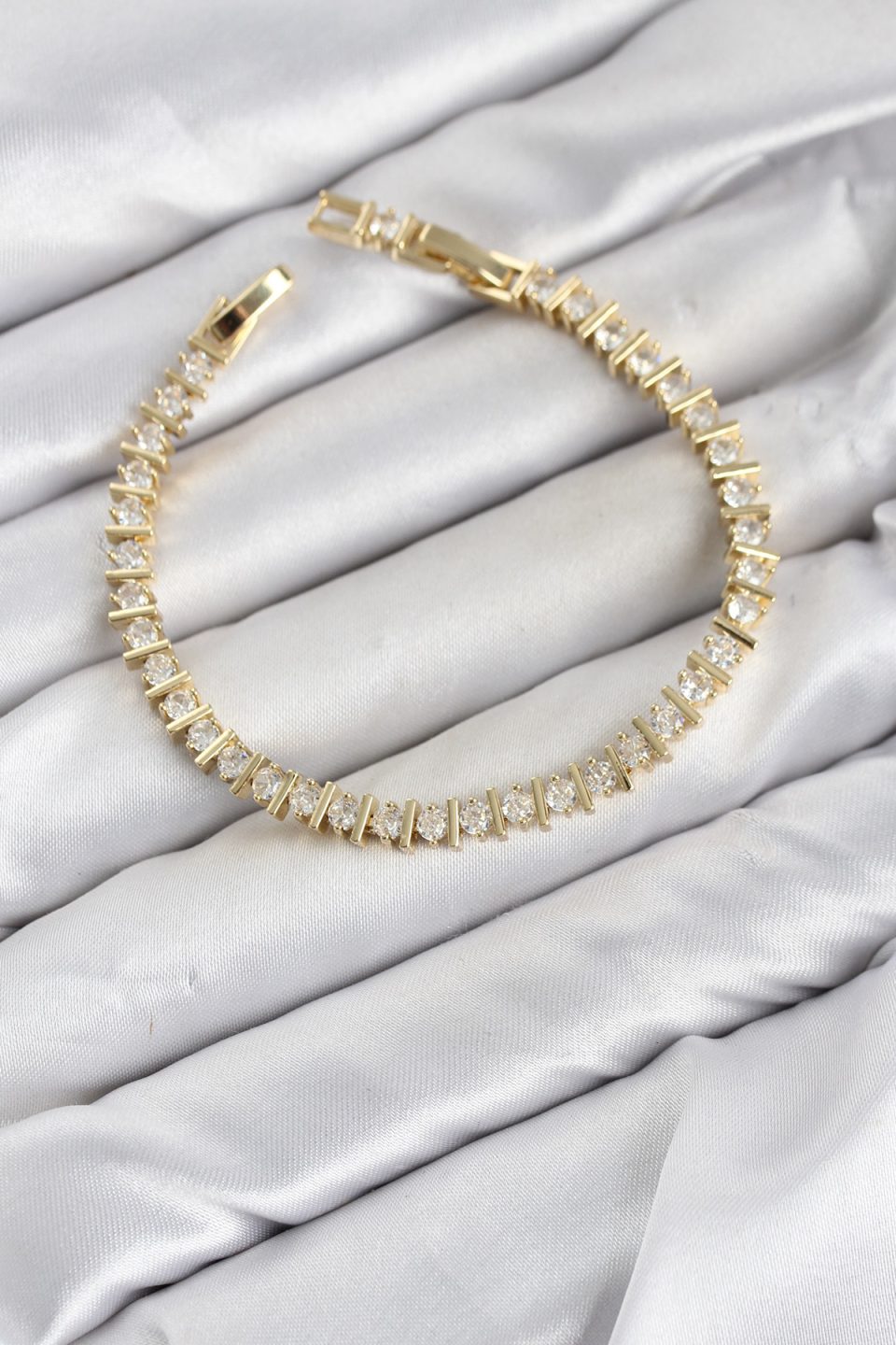 Shekka CM Şerit Model Zirkon Taşlı VIP Seri Gold Renk Pirinç Kadın Bileklik