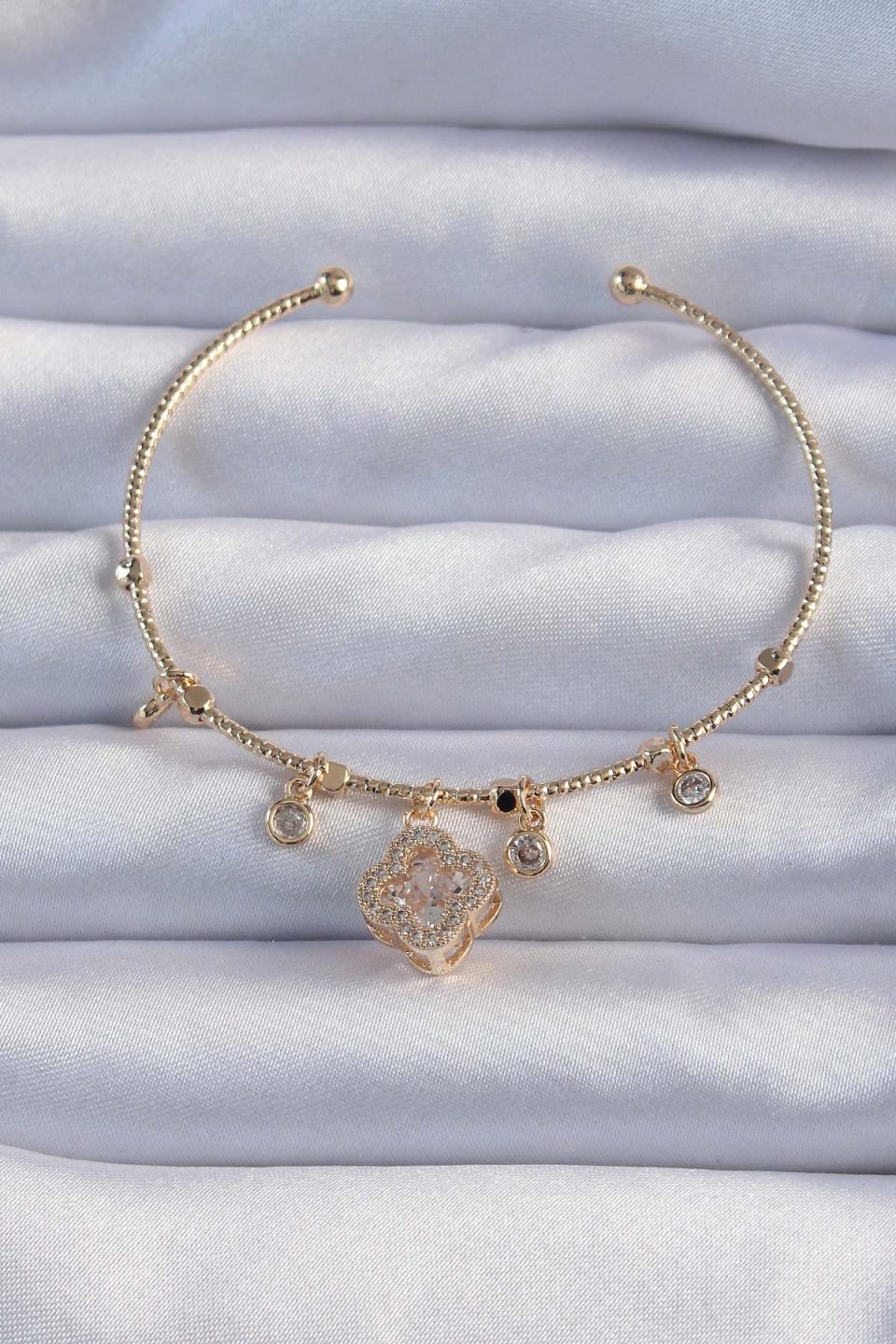 Shekka Pirinç Altın Renk Zirkon Taşlı Yonca Model Charm Bileklik