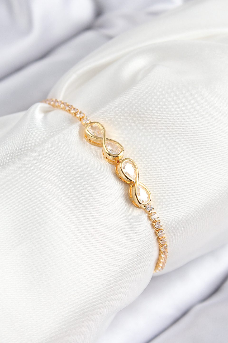 Shekka Pirinç Zirkon Taşlı Sonsuzluk Model Gold Renk Asansörlü Kadın Bileklik