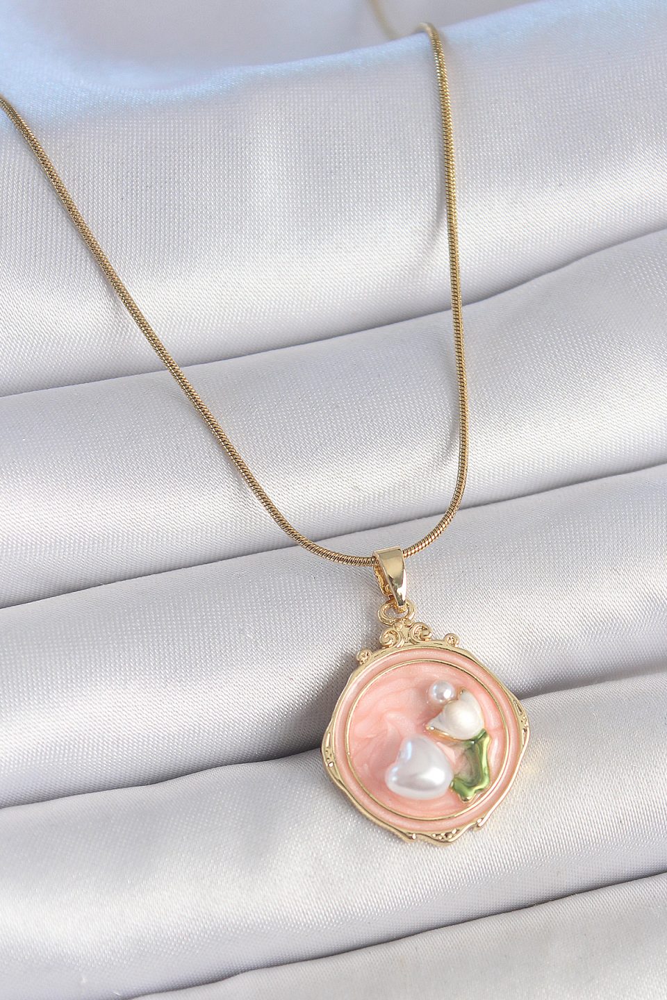 Shekka 316L Çelik Gold Renk Zincir Pembe Mineli İncili Çiçek İşlemeli Portre Model Kadın Kolye
