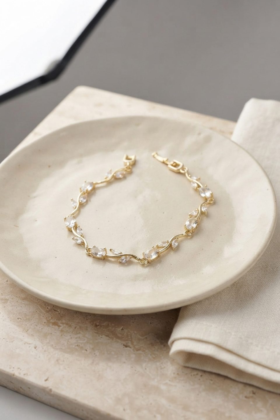 Shekka Pirinç Gold Renk Zirkon Taşlı Çiçek Model Kadın Bileklik