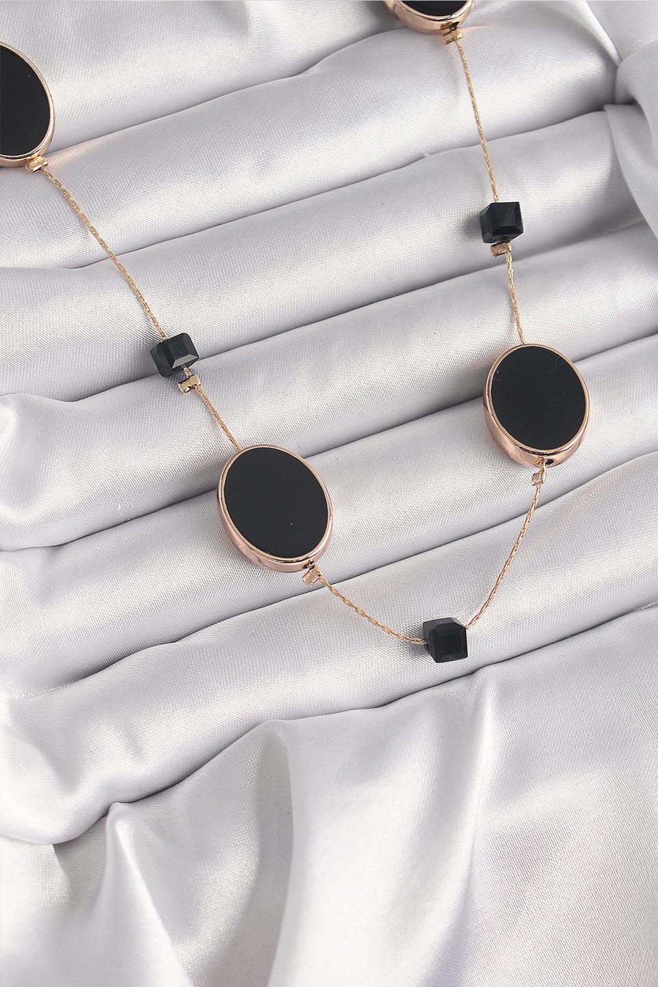 Shekka Pirinç Gold Renk Siyah Renk Oval Siyah Küp Detay Kadın Kolye