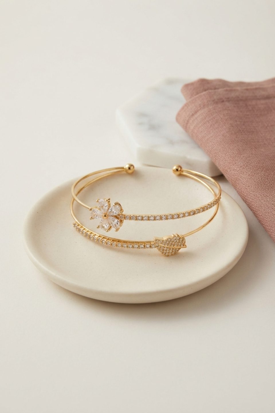 Shekka Gold Renk Zirkon Taşlı Çiçek Model Kadın Bileklik