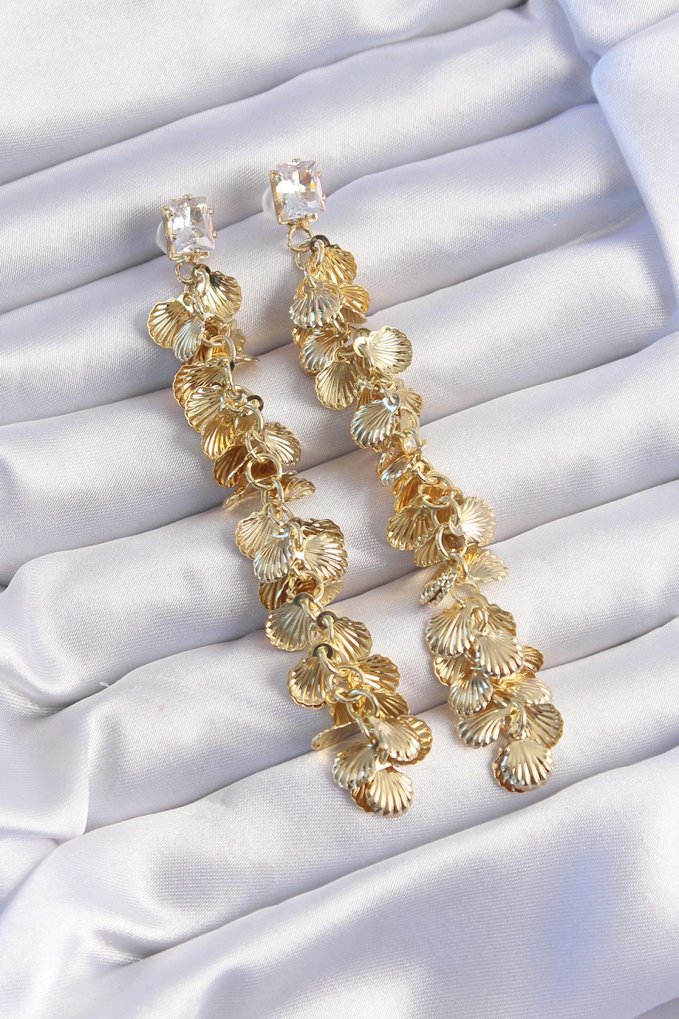 Shekka Pirinç Gold Renk Zirkon Taşlı Minimal Deniz Kabuklu Sallantılı Küpe