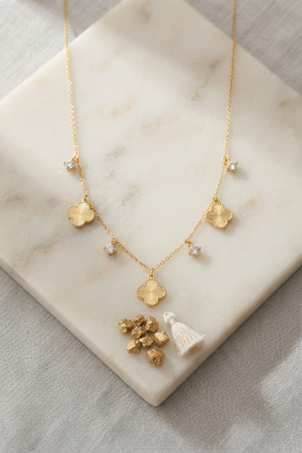 Shekka Pirinç Gold Renk Zirkon Taşlı Yonca Model Kadın Kolye