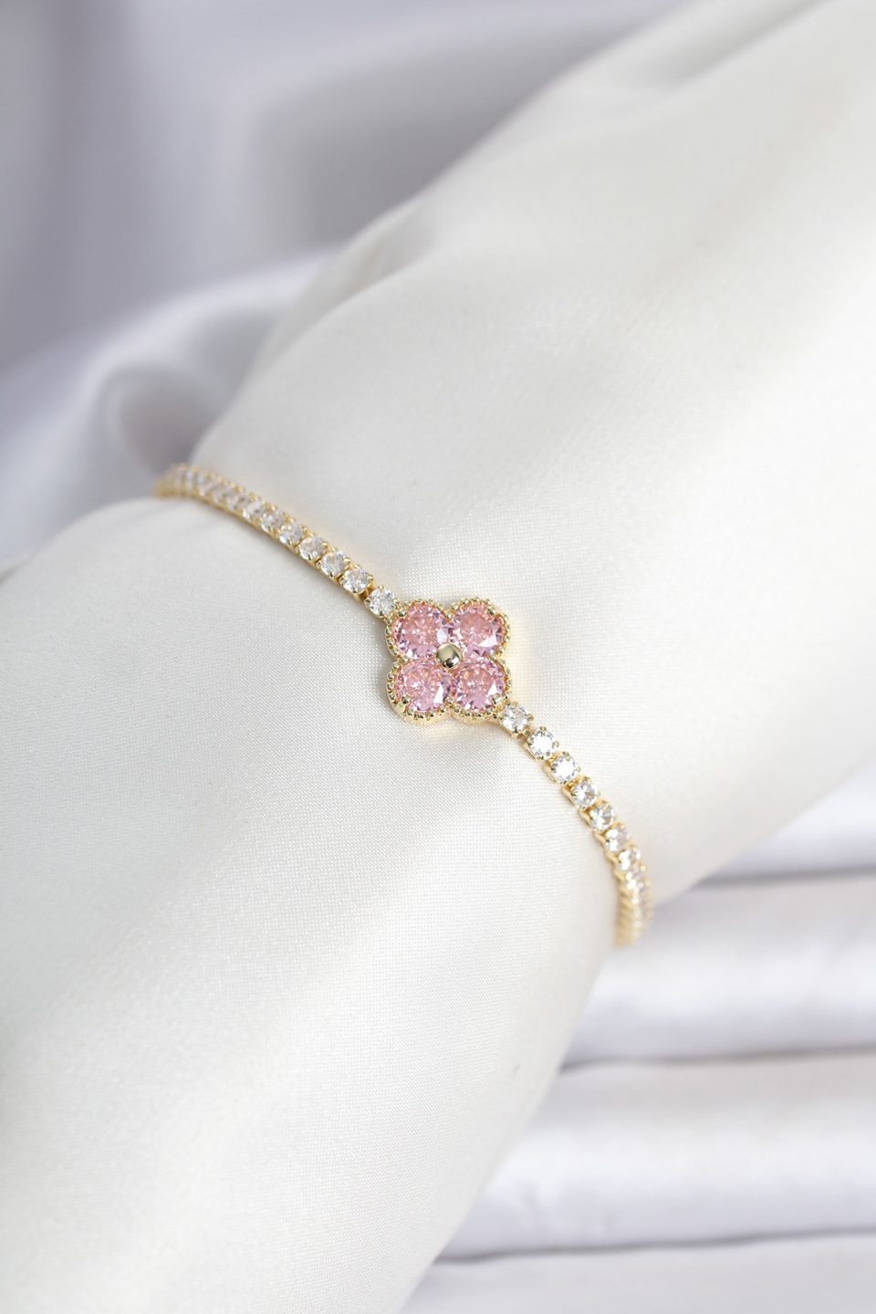 Shekka Pirinç Gold Renk Pembe Zirkon Taşlı Yonca Model Su Yolu Kadın Bileklik