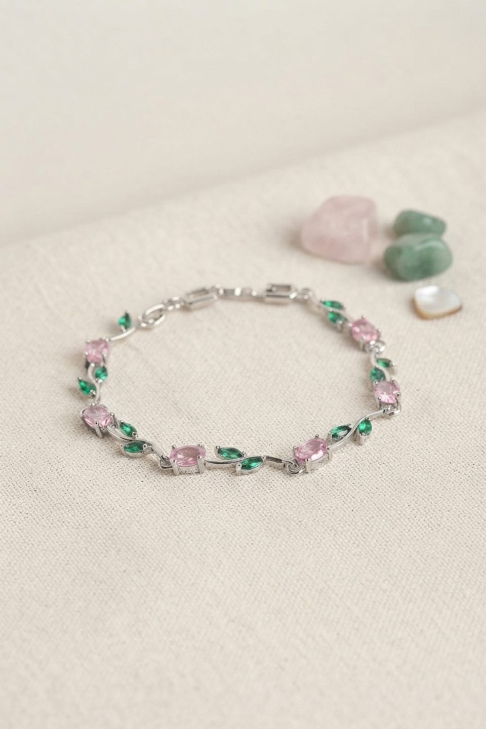 Shekka Pirinç Gümüş Renk Pembe Zirkon Taşlı Çiçek Model Kadın Bileklik