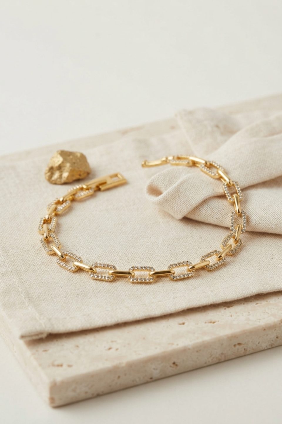 Shekka Gold Renk Pirinç Sıralı Kare Model Zirkon Taşlı Bileklik