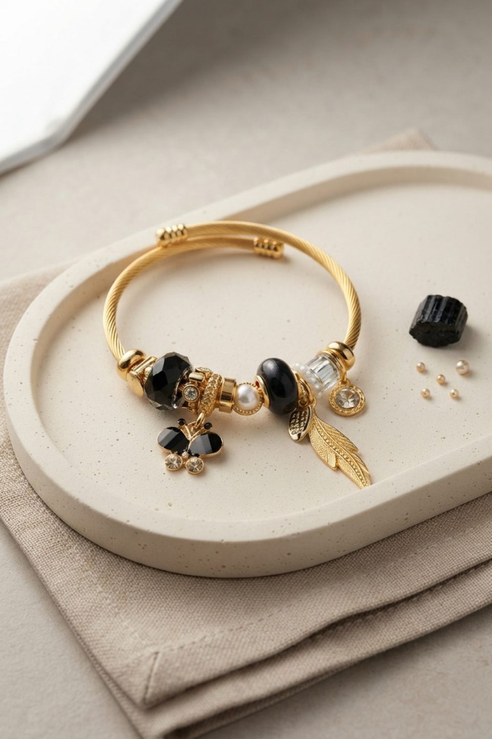 Shekka Kelebek Model Gold Renk Siyah Charmlı Bileklik