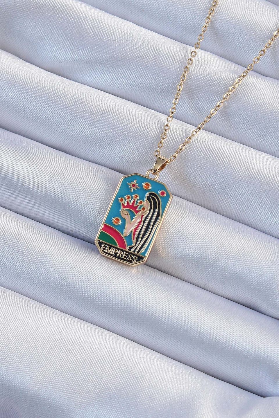 Shekka 316L Çelik Zincir Altın Renk Taç ve Kız Figürlü Renkli Mineli Tarot Kolye