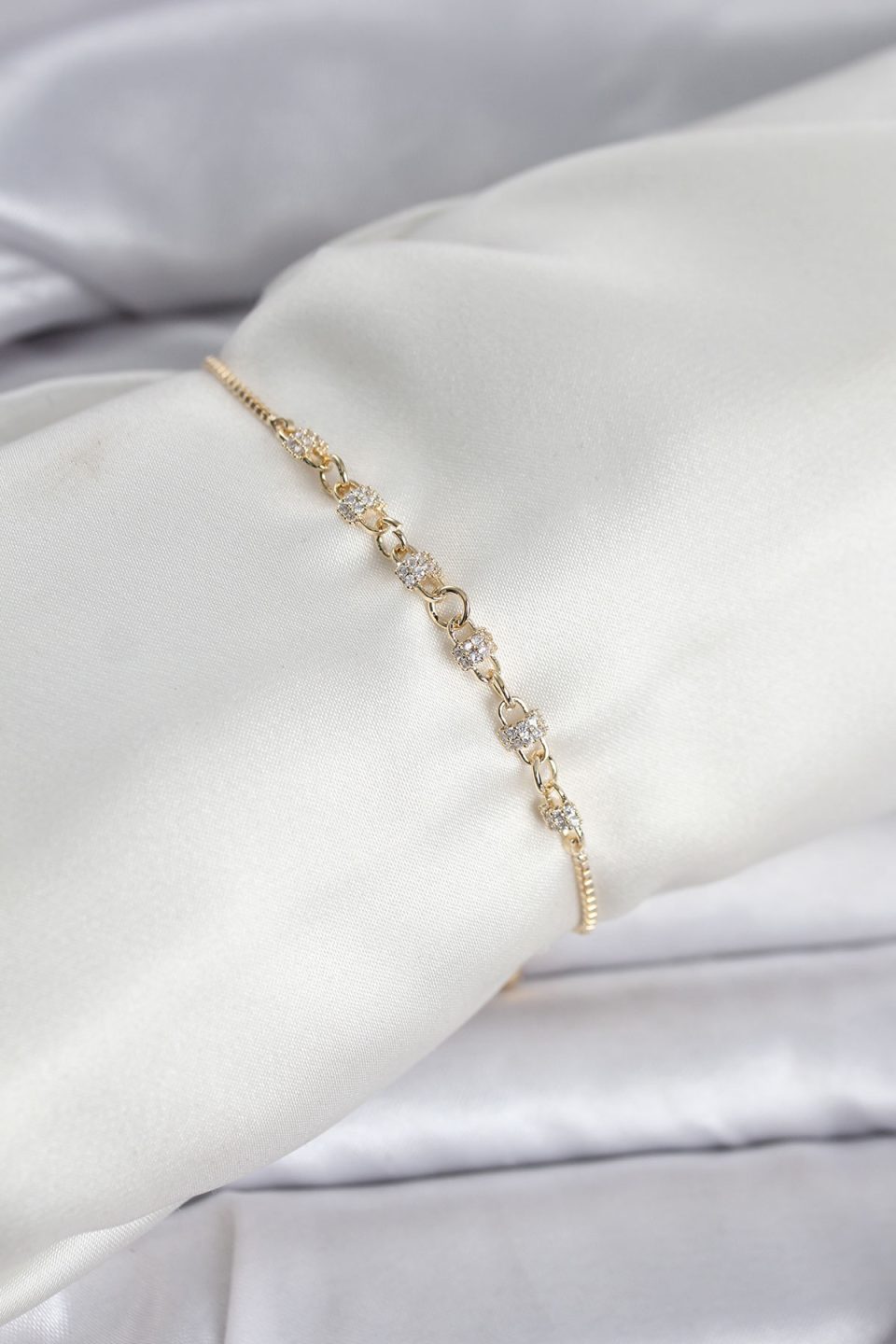 Shekka Gold Renk Zincir Model Zirkon Taşlı Pirinç Asansörlü Kadın Bileklik