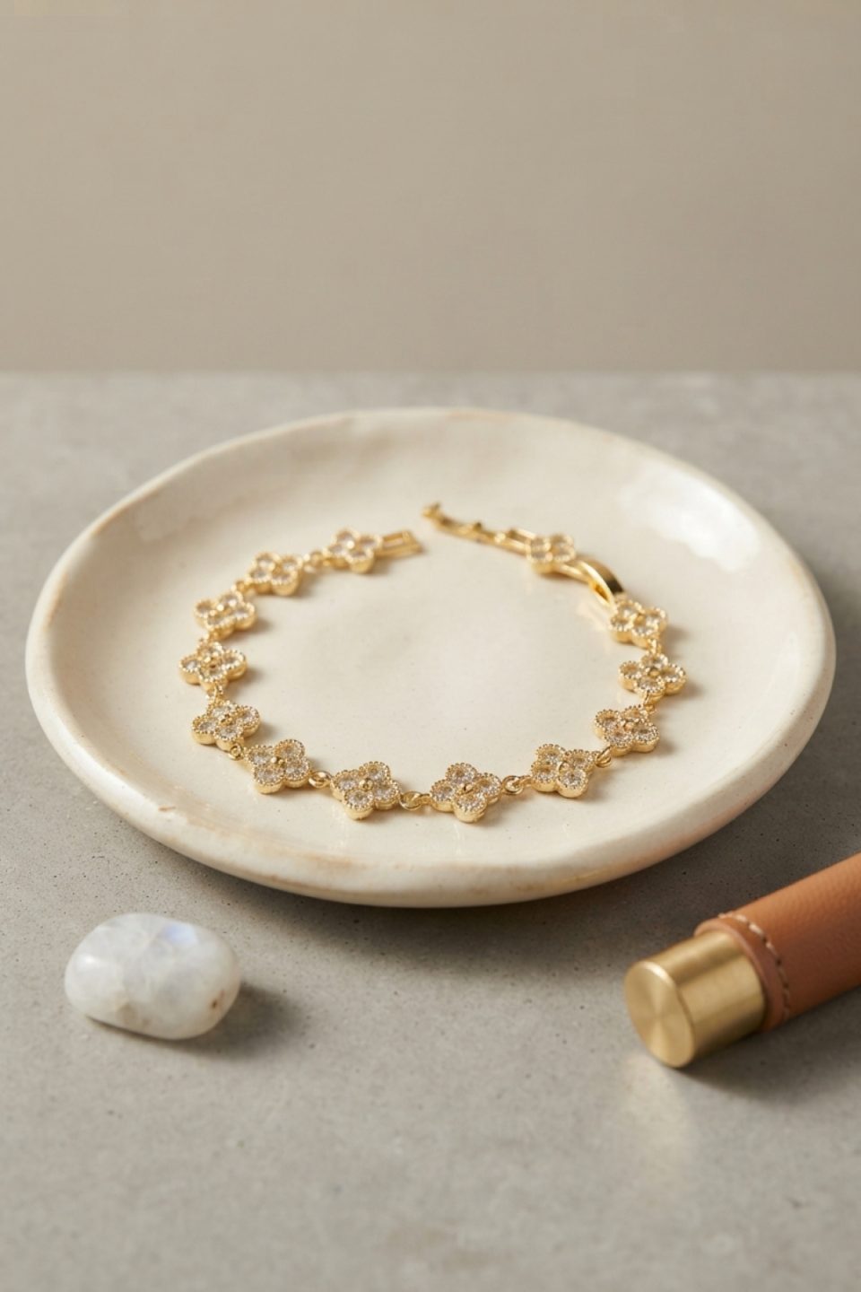 Shekka Gold Renk Zirkon Taşlı Yonca Model Kadın Bileklik