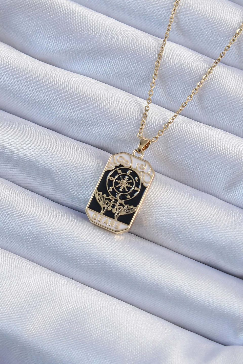 Shekka 316L Çelik Zincir Altın Renk İşlemeli Siyah Mineli Tarot Kolye