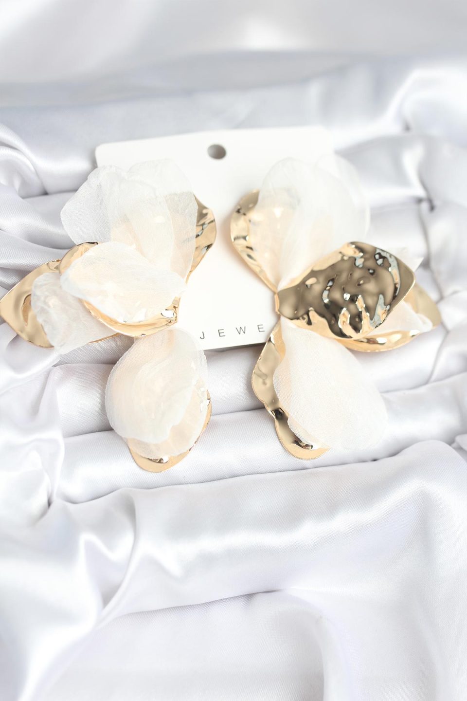 Shekka Pirinç Gold Renk Beyaz Tüllü Lotus Kadın Küpe