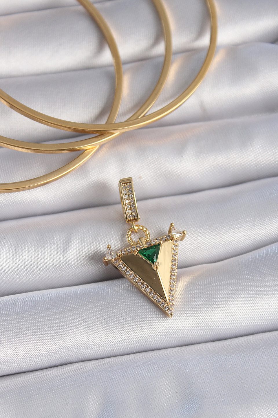 Shekka Pirinç Gold Renk Zirkon Taşlı 3D Üçgen Model Ajda Charm