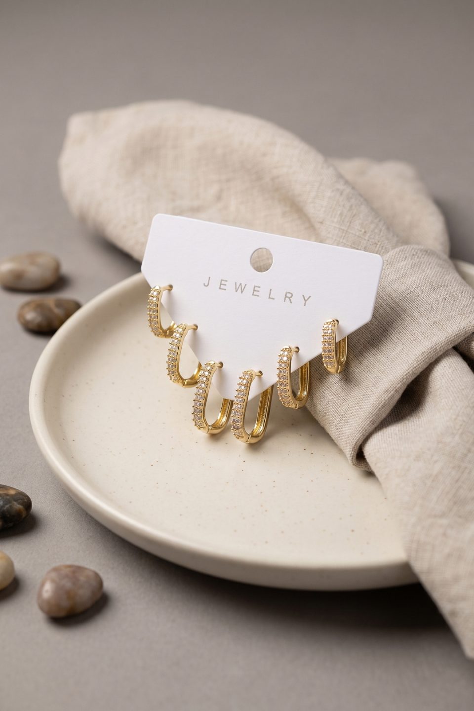 Shekka Gold Renk Zirkon Taşlı Pirinç Oval Kare Model Kadın Küpe Seti