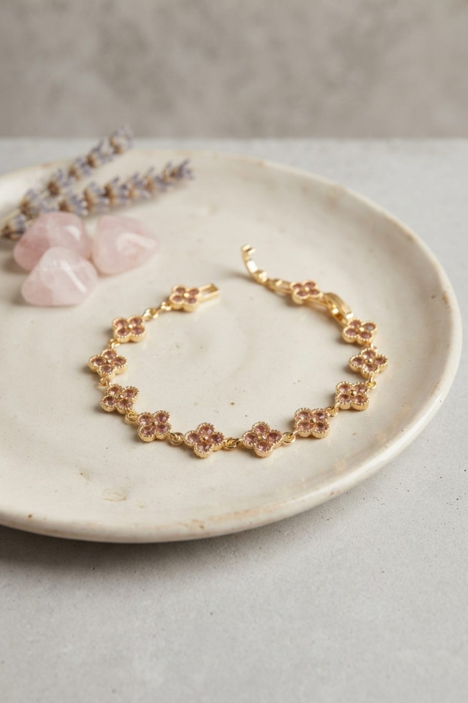 Shekka Gold Renk Pembe Zirkon Taşlı Yonca Model Kadın Bileklik