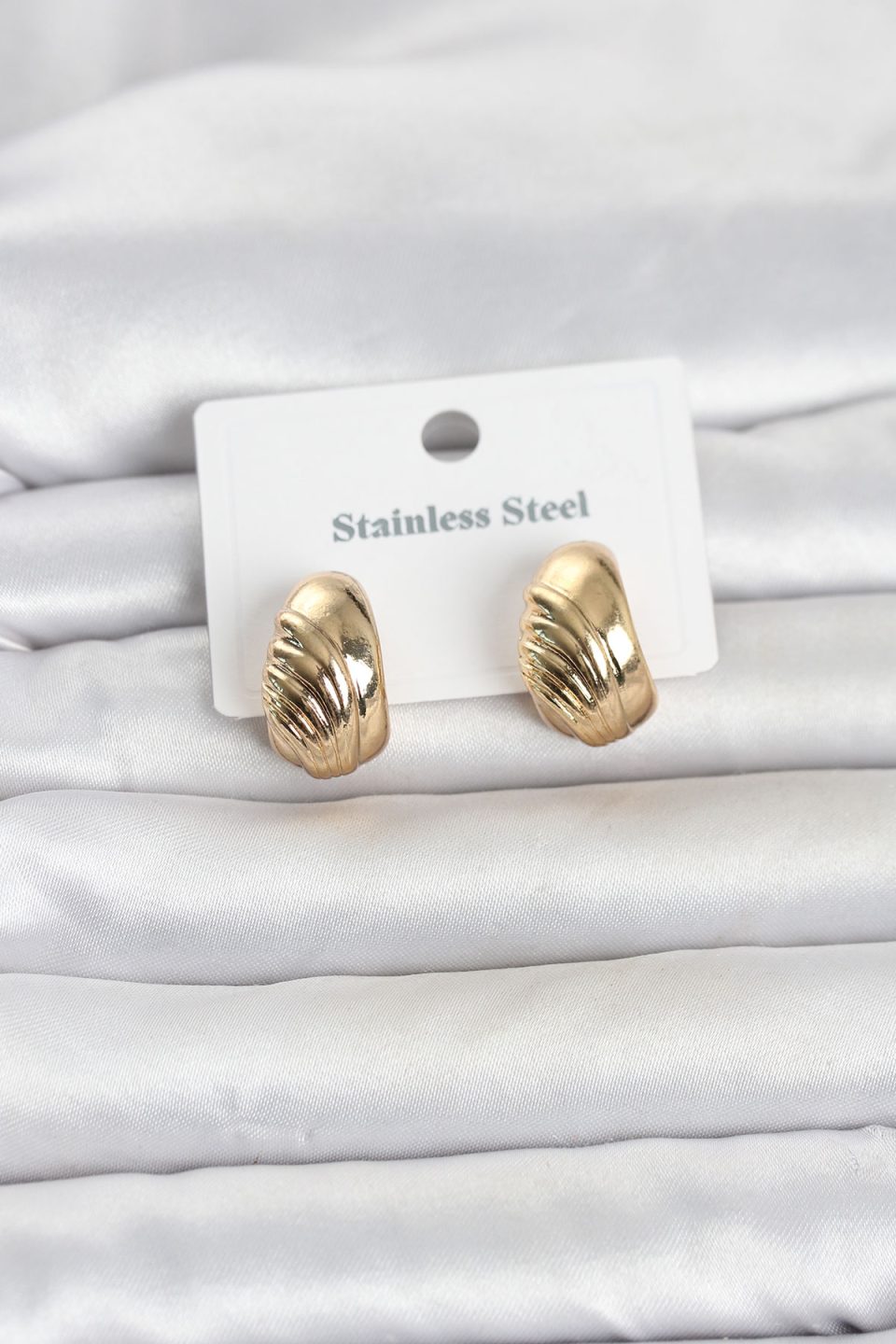 Shekka 316L Çelik Gold Renk Desenli Yarım Halka Model Kadın Küpe