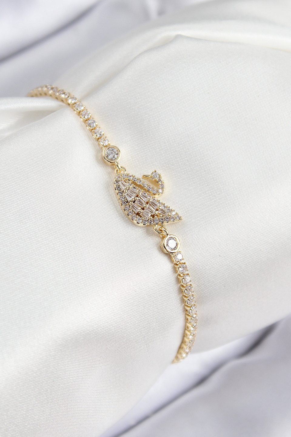 Shekka Pirinç Zirkon Taşlı Kuğu Model Gold Renk Kadın Bileklik