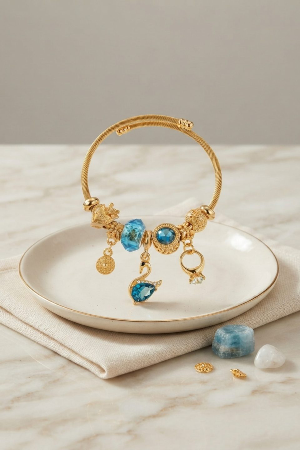 Shekka Mavi Kuğu Model Gold Renk Charmlı Bileklik