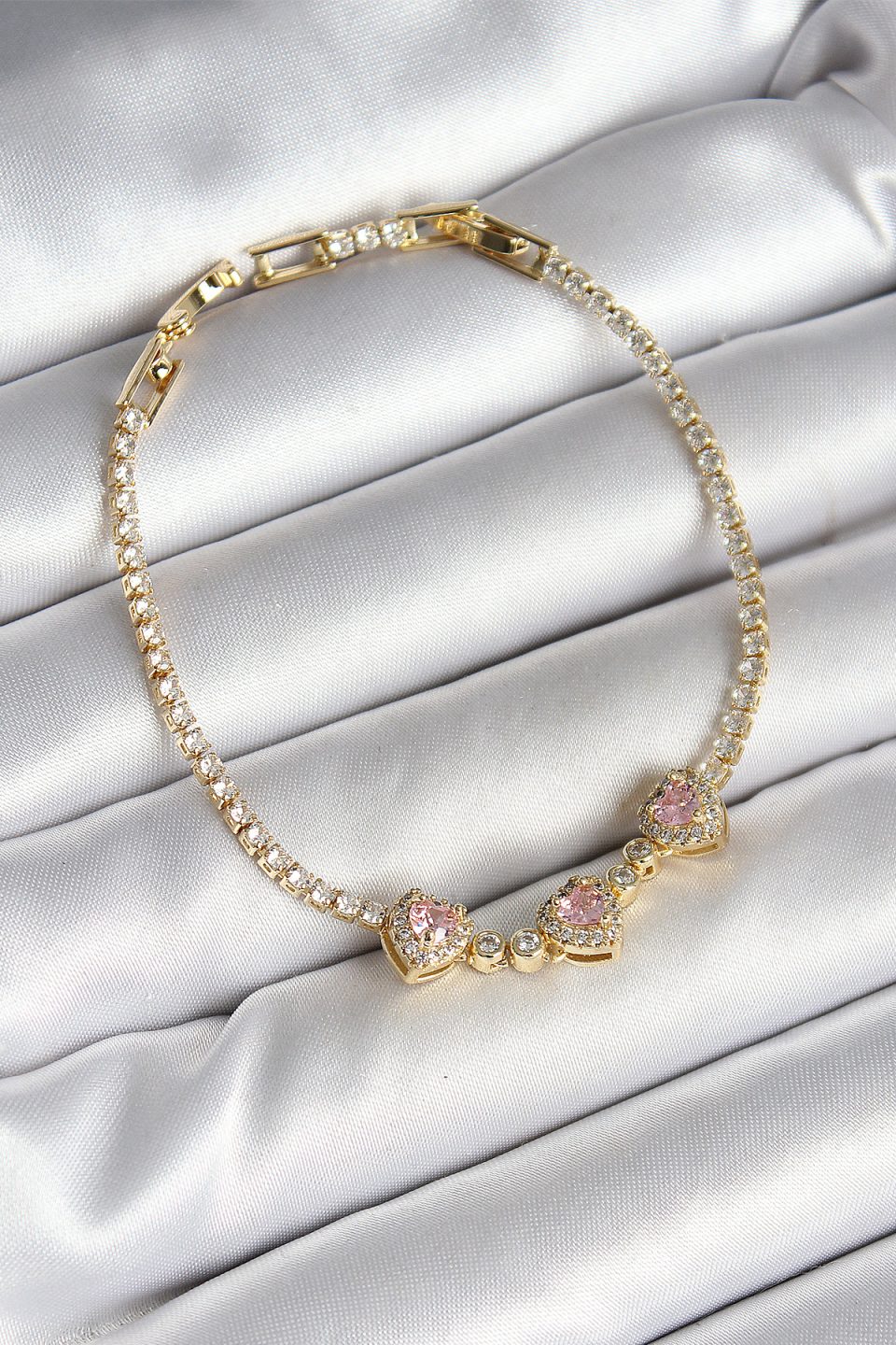Shekka Pirinç Sıralı Pembe Kalp Figürlü Zirkon Taşlı Gold Renk Kadın Bileklik