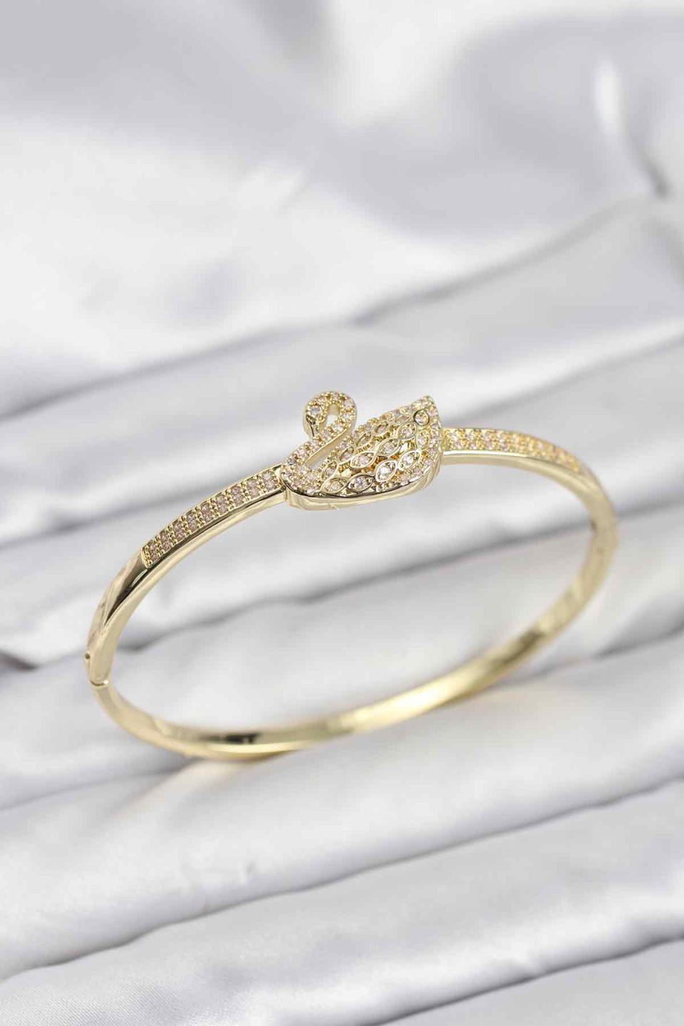 Shekka Pirinç Gold Renk Zirkon Taşlı Kuğu Model Kadın Kelepçe Bileklik