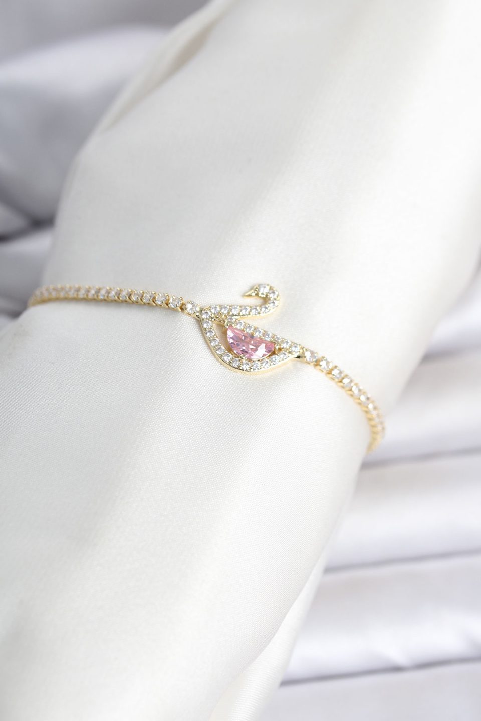 Shekka Pirinç Gold Renk Zirkon Taşlı Swan Model Su Yolu Kadın Bileklik